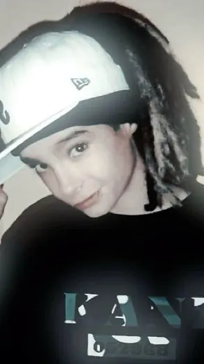 ai character: Tom kaulitz background
