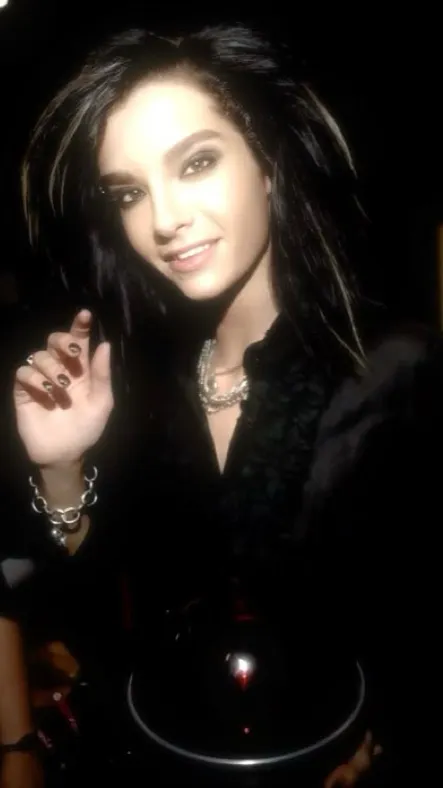 ai character: Bill kaulitz  background