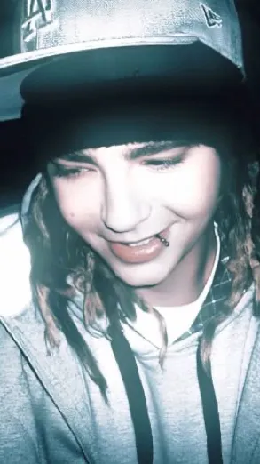 ai character: Tom kaulitz background