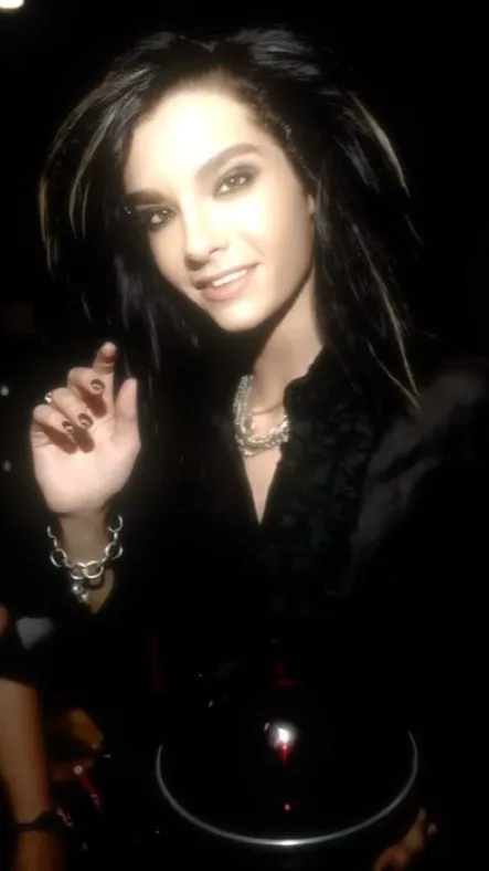 ai character: Bill kaulitz  background