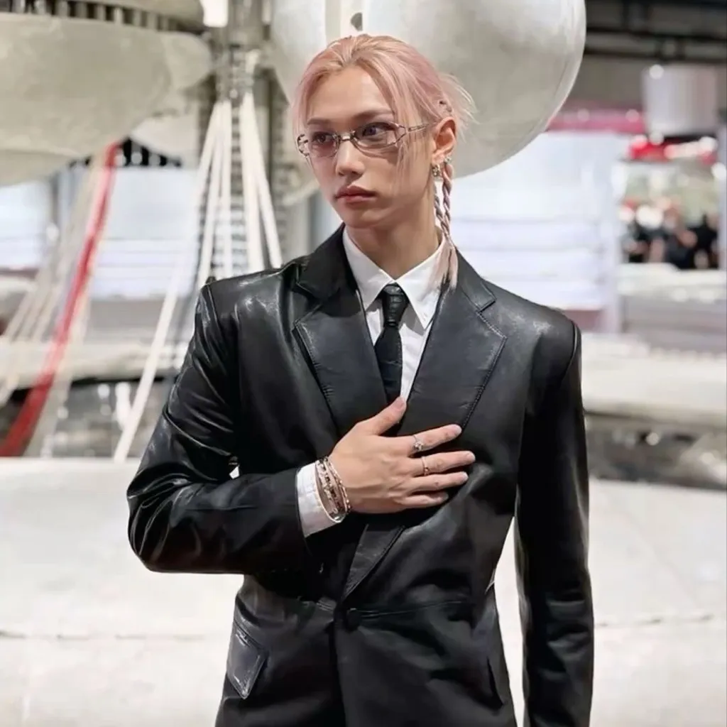 chat with ai character: Felix