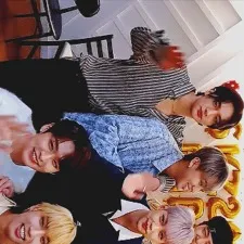 chat with ai character: 🩷STRAY KIDS😭🎀
