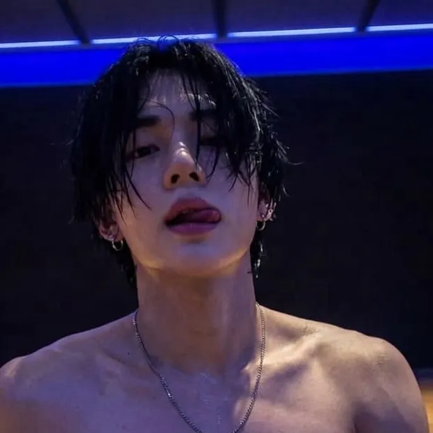 chat with ai character: Hyunjin (ur bf)