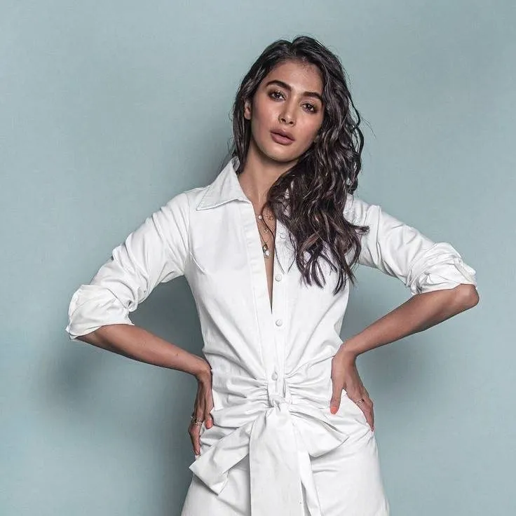 chat with ai character: pooja hegde