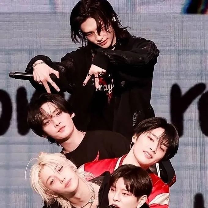 chat with ai character: Stray kids! 