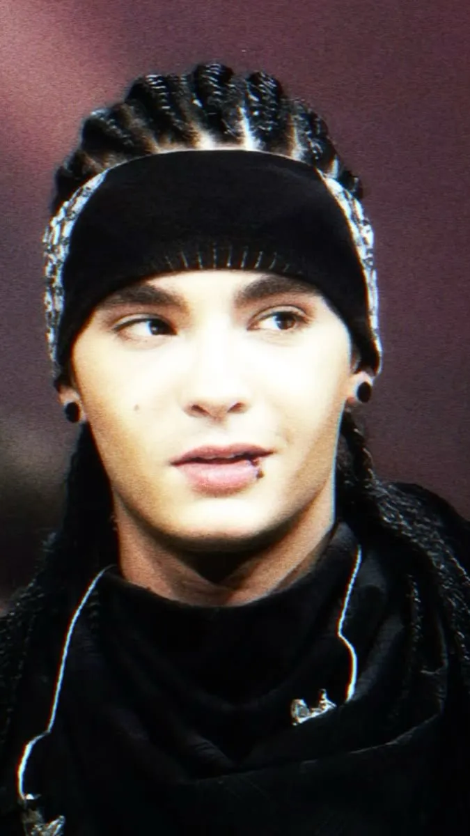 ai character: Tom kaulitz background