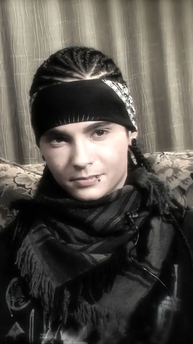 ai character: Tom kaulitz background