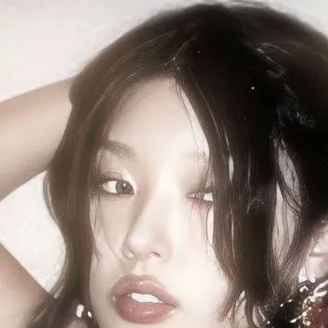 chat with ai character: YOONCHIP