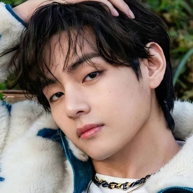chat with ai character: Taehyung😍