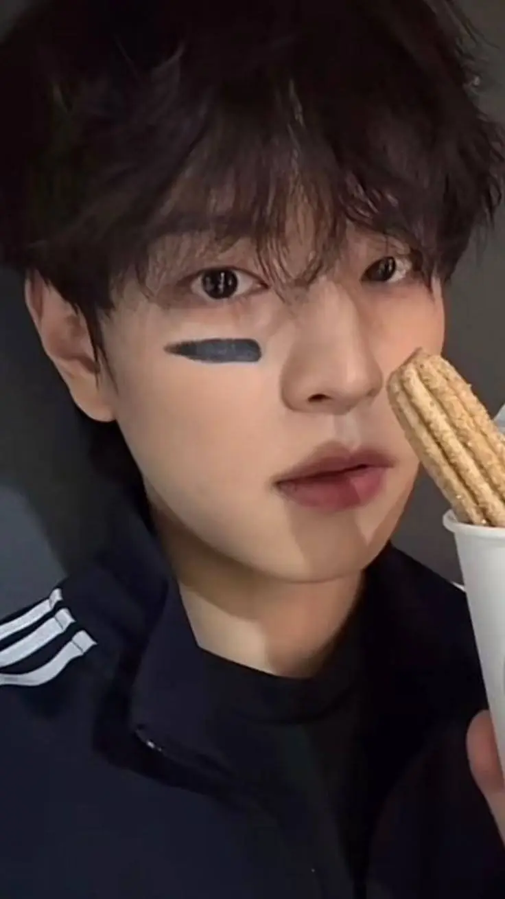 ai character: SKZ💝🧋 background