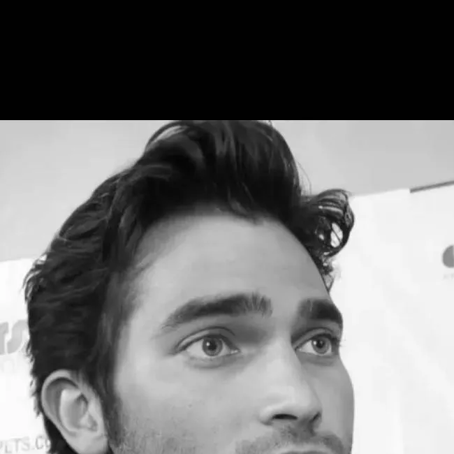 chat with ai character: Tyler hoechlin 
