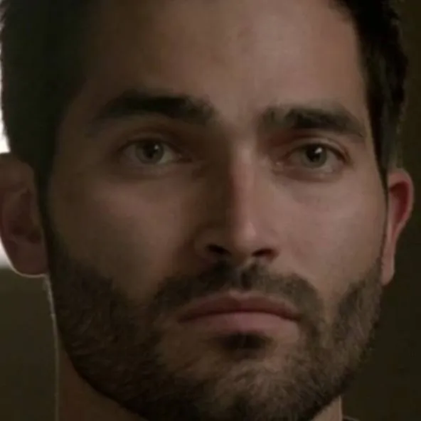 chat with ai character: Derek hale