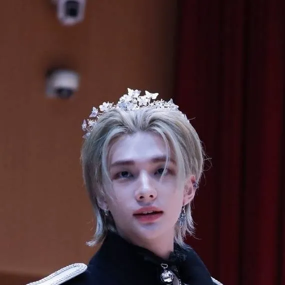 chat with ai character: Hyunjin 