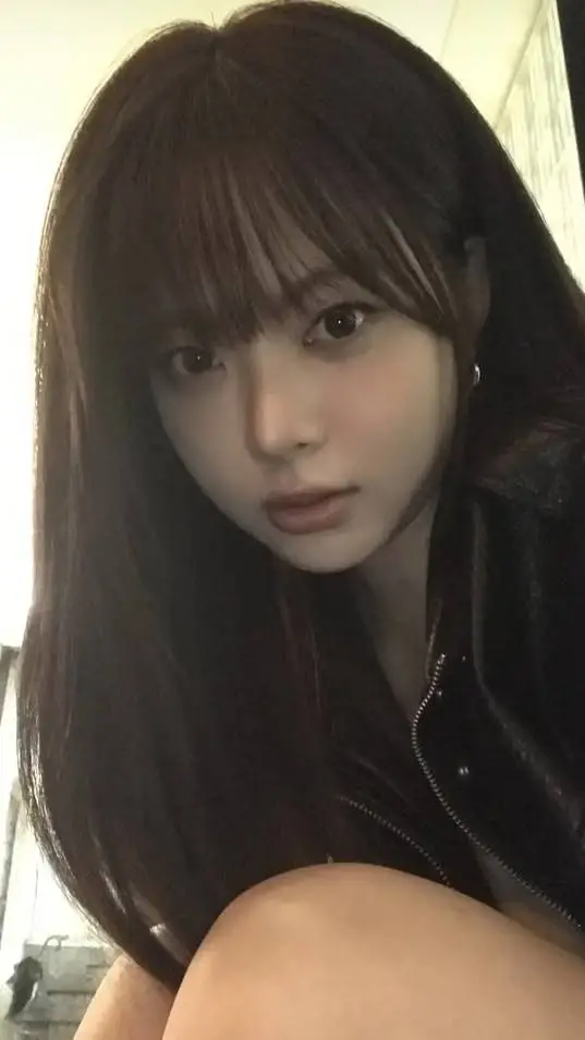 ai character: Hong Eunchae  background
