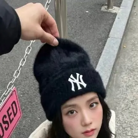 chat with ai character: Jisoo