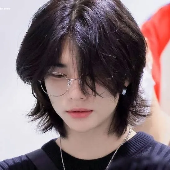 chat with ai character: Hyunjin