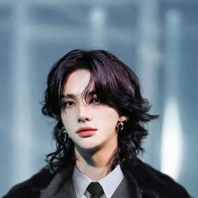 chat with ai character: Hyunjin