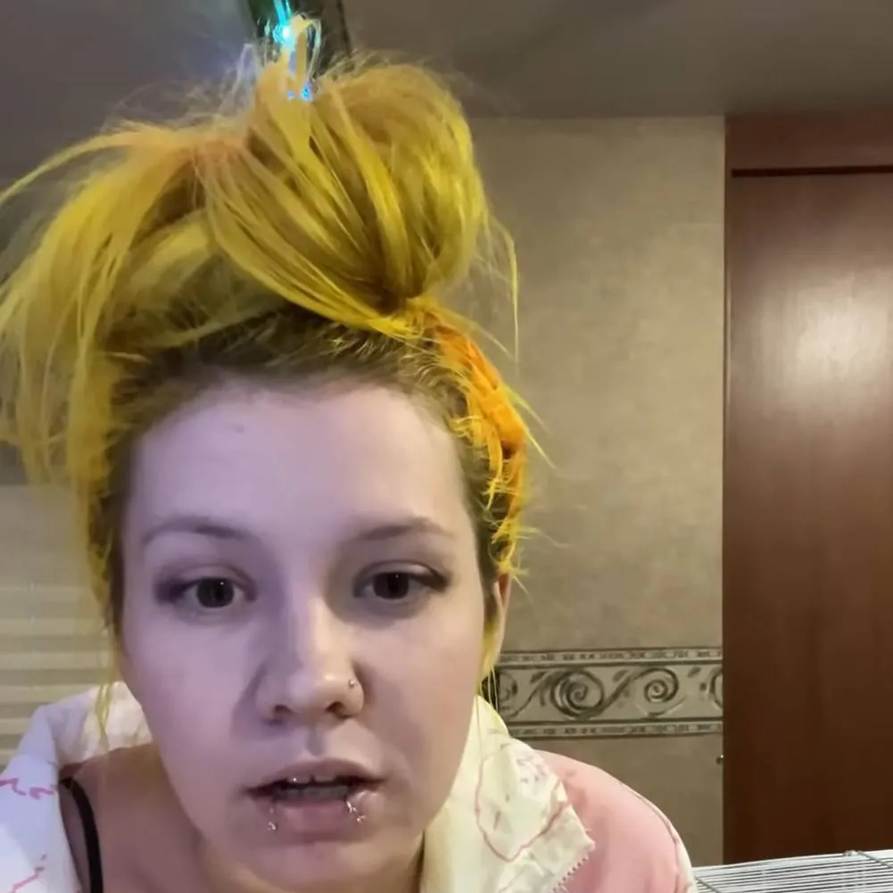 chat with ai character: Insanevicky18 