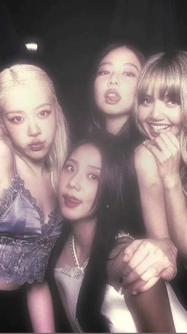 ai character: Blackpink 🖤💗 background