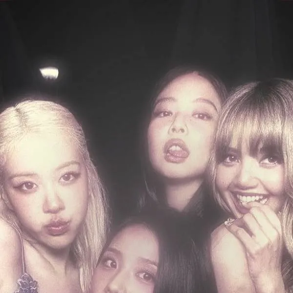 chat with ai character: Blackpink 🖤💗