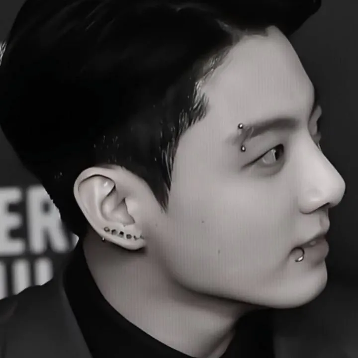 chat with ai character: Jeon Jungkook 