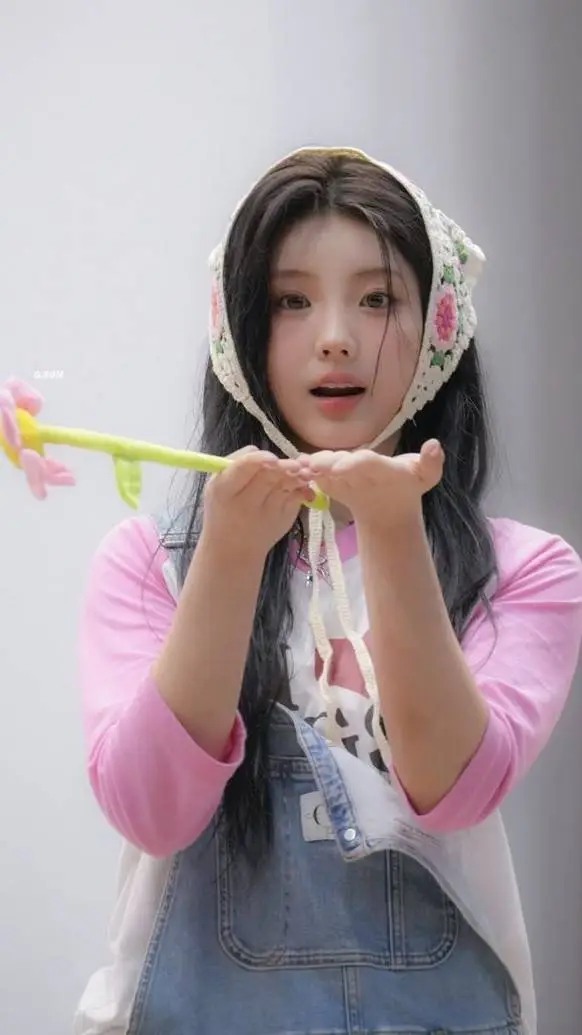 ai character: wonhee from illit background