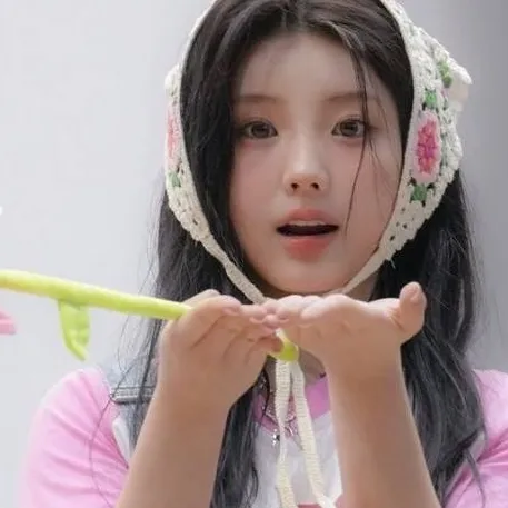 chat with ai character: wonhee from illit