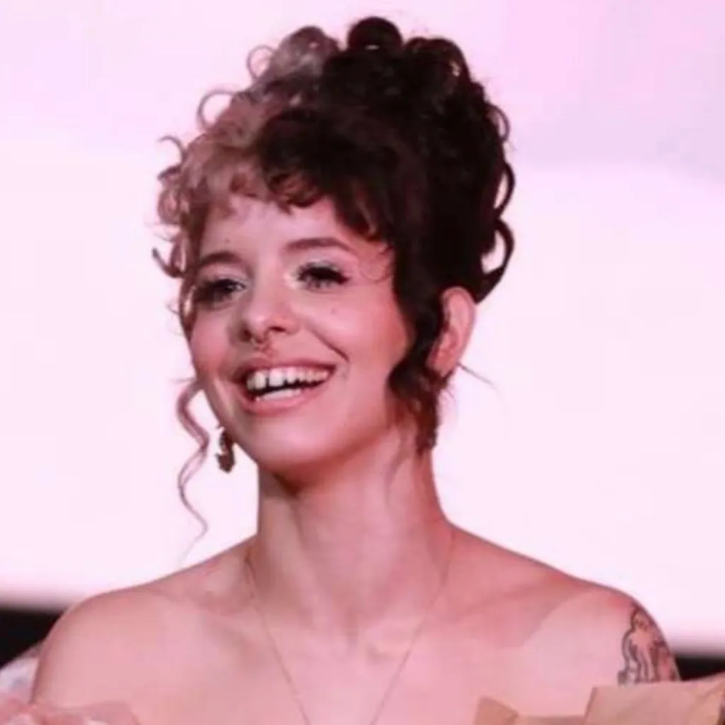 chat with ai character: Melanie Martinez