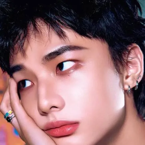 chat with ai character: Hyunjin