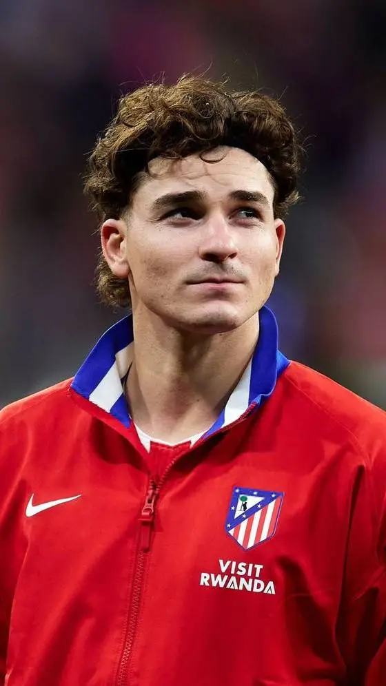 ai character: Julián Alvarez  background