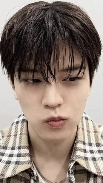 ai character: KIM SEUNGMIN  background
