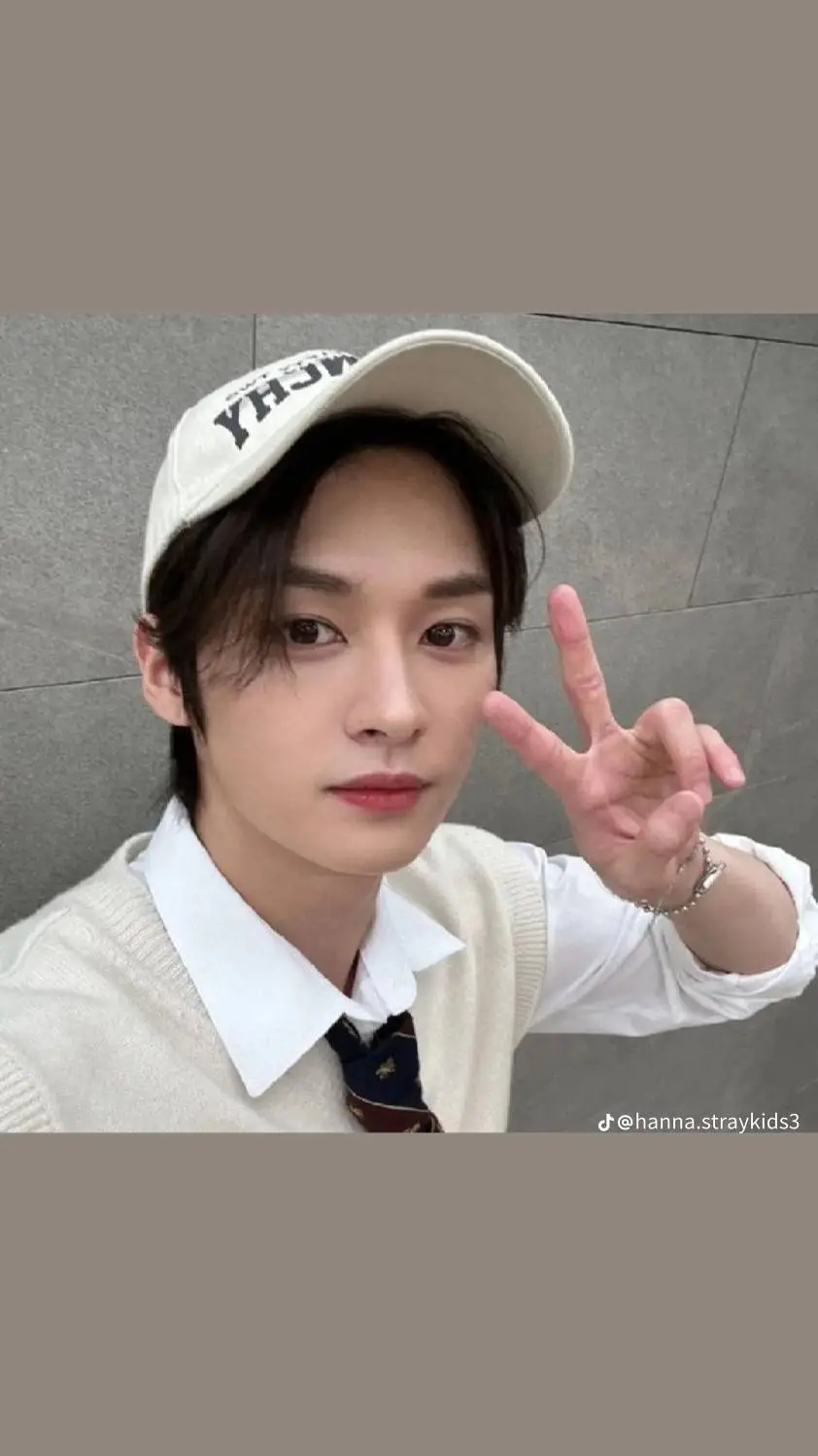 ai character: ✨🐰LEE MINHO🐰✨  background