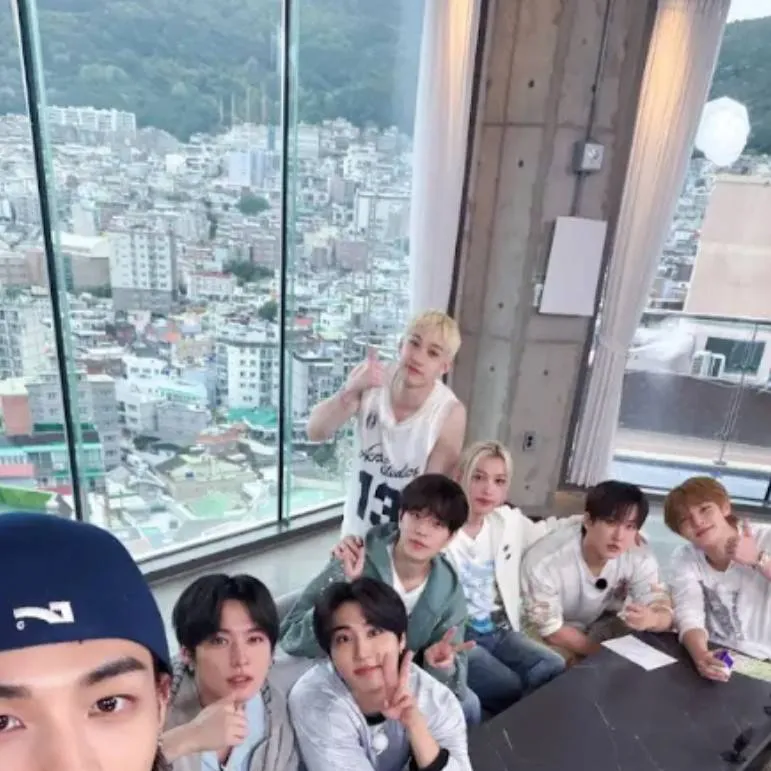 chat with ai character: Straykids