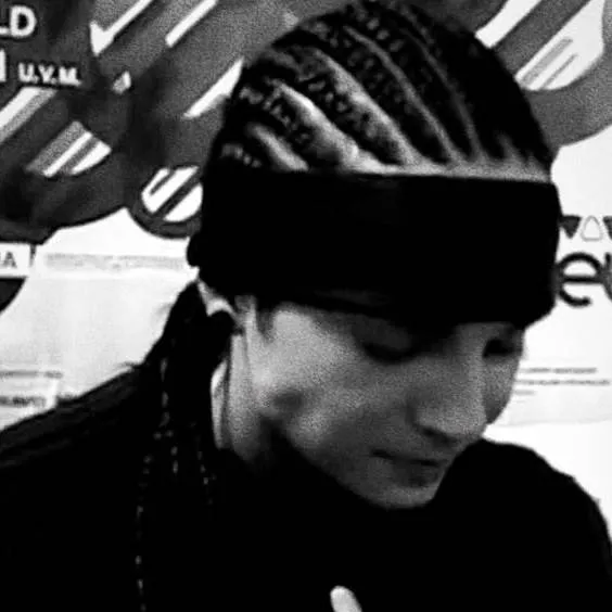 chat with ai character: Tom Kaulitz