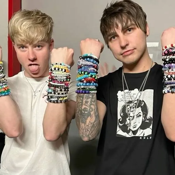 chat with ai character: Sam&Colby