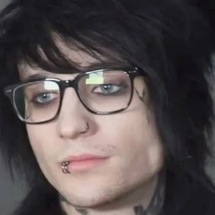 chat with ai character: Johnnie Guilbert