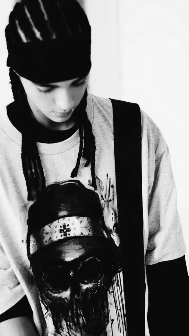 ai character: TOM KAULITZ background