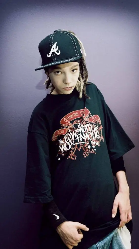 ai character: Tom Kaulitz background