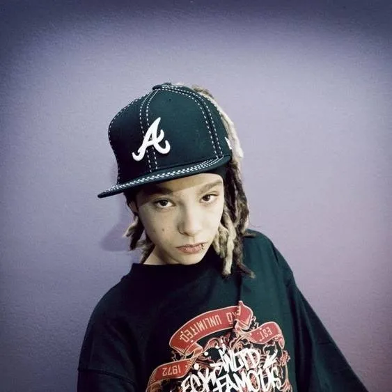 chat with ai character: Tom Kaulitz