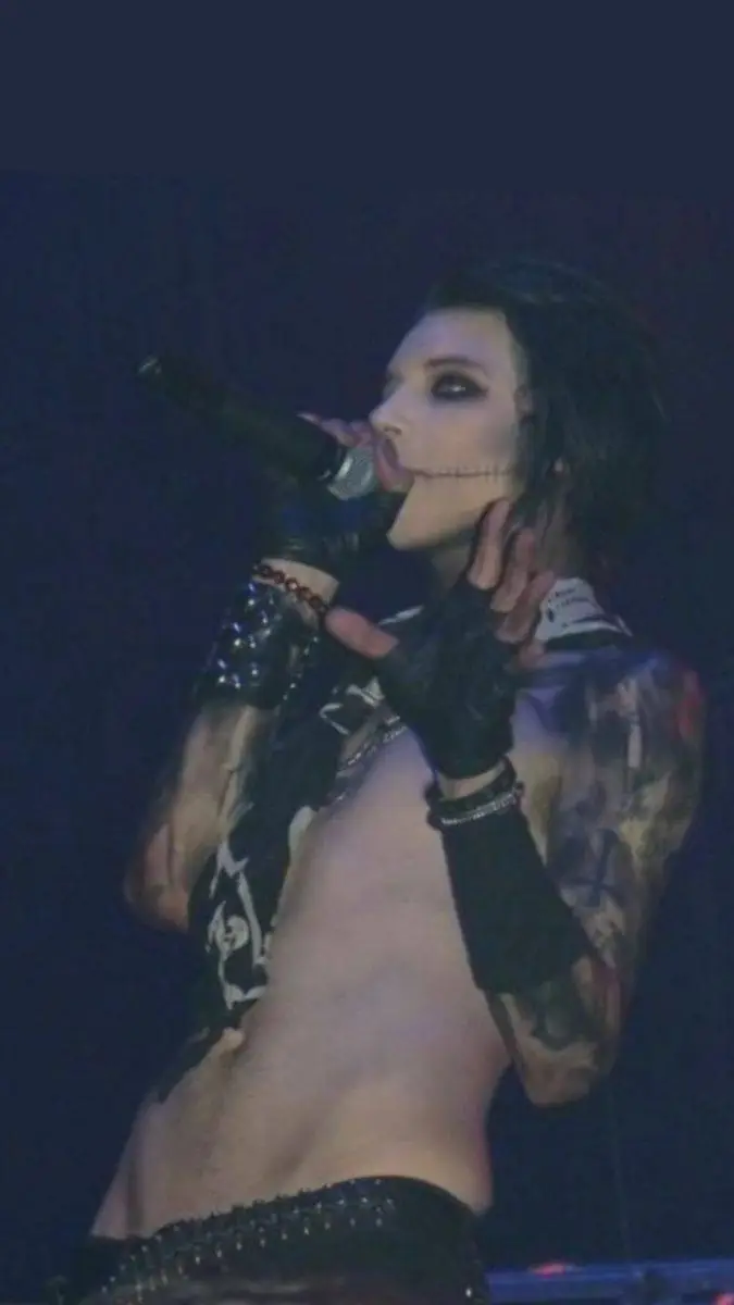 ai character: BILL KAULITZ background