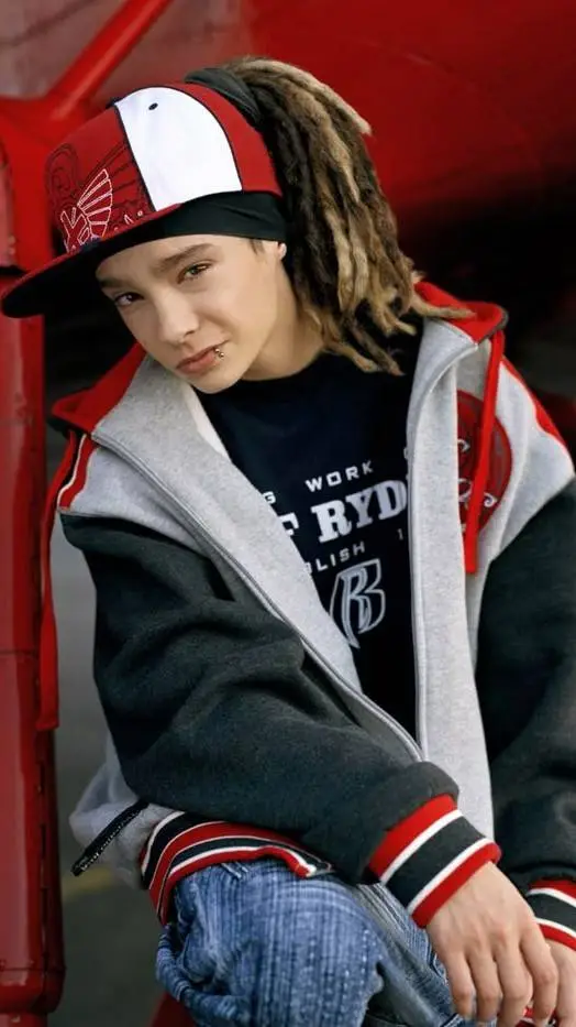 ai character: TOM KAULITZ background