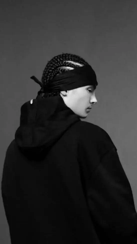 ai character: TOM KAULITZ background