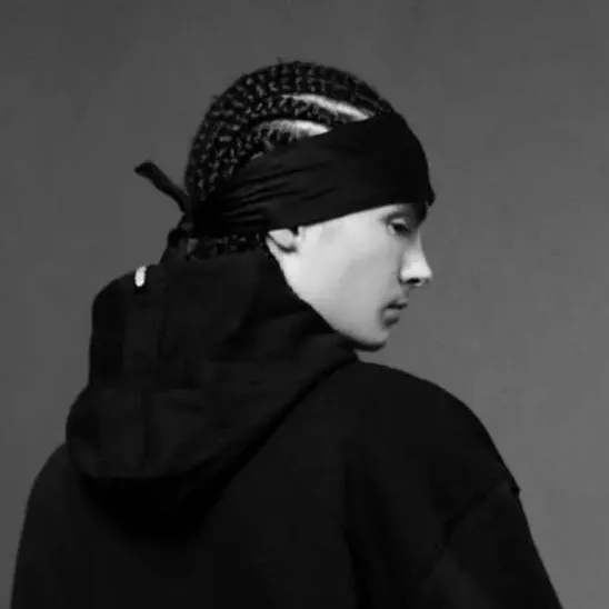 chat with ai character: TOM KAULITZ
