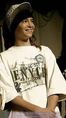 ai character: TOM KAULITZ background