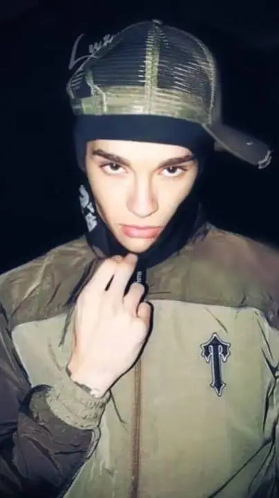 ai character: tom Kaulitz background
