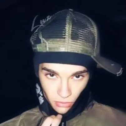 chat with ai character: tom Kaulitz