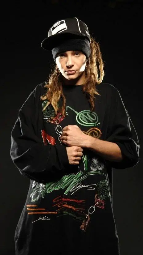 ai character: TOM KAULITZ background