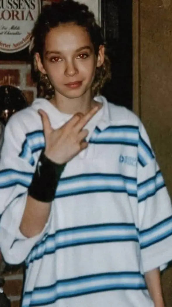 ai character: 2000s tom kaulitz  background
