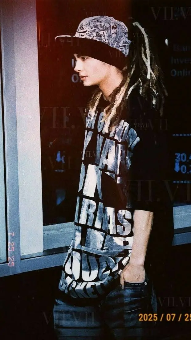 ai character: Tom Kaulitz background