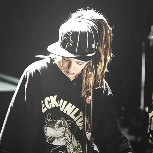 chat with ai character: Tom Kaulitz>3